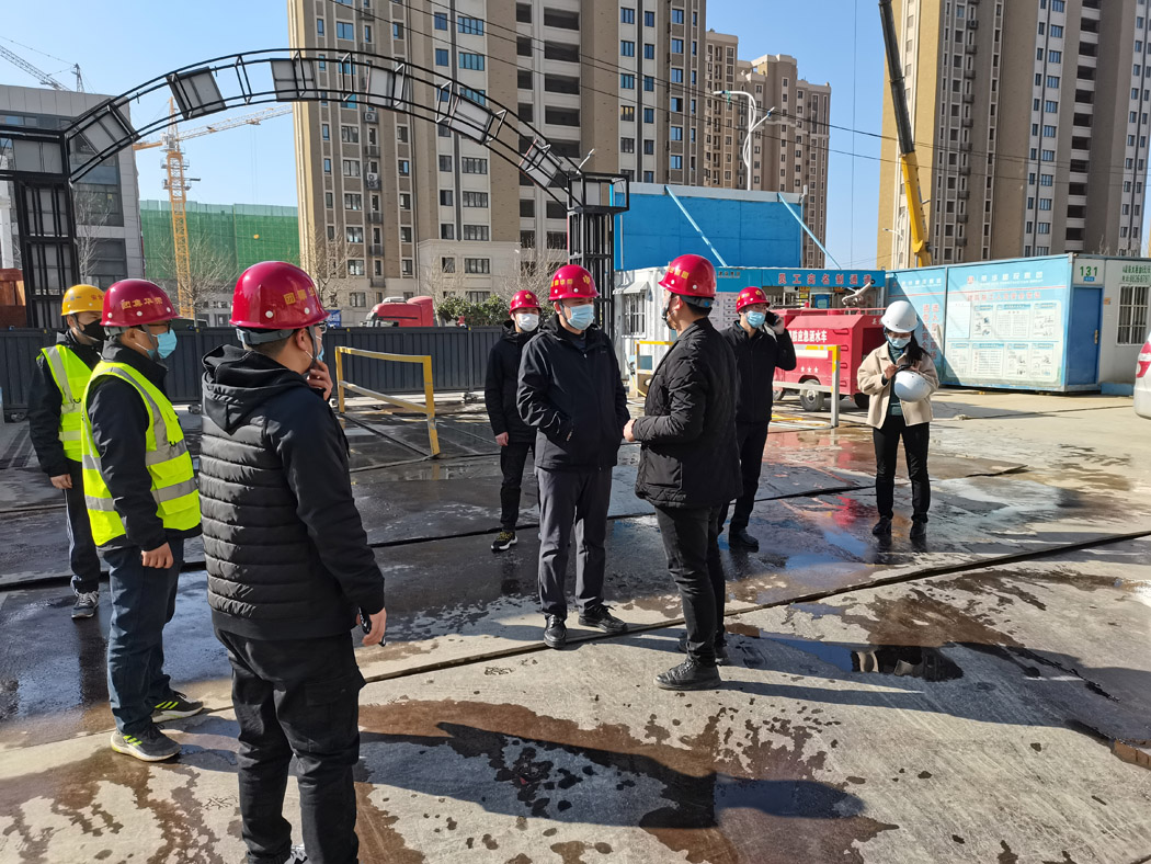 烟台芝罘区住建局领导莅临集团施工的龙湖春江天玺小区项目指导疫情防控工作(图1) 烟台芝罘区住建局领导莅临集团施工的龙湖春江天玺小区项目指导疫情防控工作(图1)