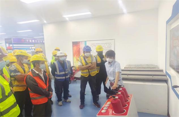 青岛自贸片区•中德生态园建筑工人全员体验式安全教育培训在荣华(青岛)建科“省级建筑施工安全和装配式施工体验式教育基地”体验馆内正式启动(图7) 青岛自贸片区•中德生态园建筑工人全员体验式安全教育培训在荣华(青岛)建科“省级建筑施工安全和装配式施工体验式教育基地”体验馆内正式启动(图7)