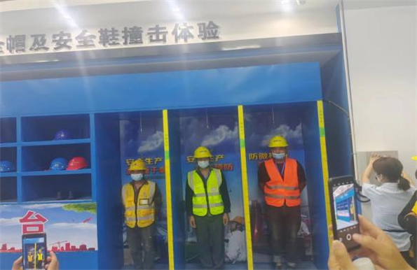 青岛自贸片区•中德生态园建筑工人全员体验式安全教育培训在荣华(青岛)建科“省级建筑施工安全和装配式施工体验式教育基地”体验馆内正式启动(图8) 青岛自贸片区•中德生态园建筑工人全员体验式安全教育培训在荣华(青岛)建科“省级建筑施工安全和装配式施工体验式教育基地”体验馆内正式启动(图8)