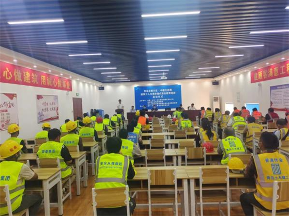 青岛自贸片区•中德生态园建筑工人全员体验式安全教育培训在荣华(青岛)建科“省级建筑施工安全和装配式施工体验式教育基地”体验馆内正式启动(图2) 青岛自贸片区•中德生态园建筑工人全员体验式安全教育培训在荣华(青岛)建科“省级建筑施工安全和装配式施工体验式教育基地”体验馆内正式启动(图2)