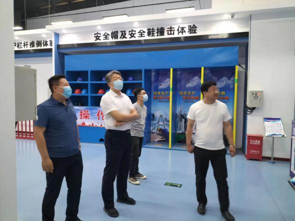 青岛自贸片区•中德生态园建筑工人全员体验式安全教育培训在荣华(青岛)建科“省级建筑施工安全和装配式施工体验式教育基地”体验馆内正式启动(图4) 青岛自贸片区•中德生态园建筑工人全员体验式安全教育培训在荣华(青岛)建科“省级建筑施工安全和装配式施工体验式教育基地”体验馆内正式启动(图4)