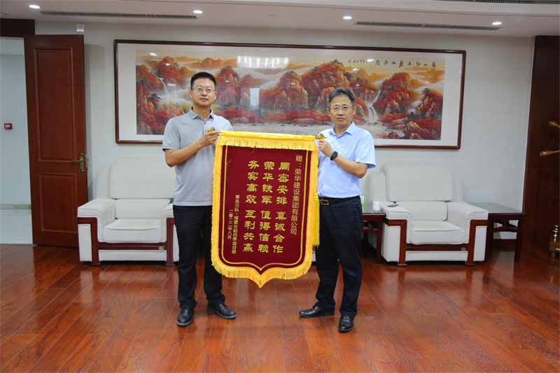 开发区分公司第五十四项目部收到青岛万科公司送来的锦旗及表扬信(图1) 开发区分公司第五十四项目部收到青岛万科公司送来的锦旗及表扬信(图1)