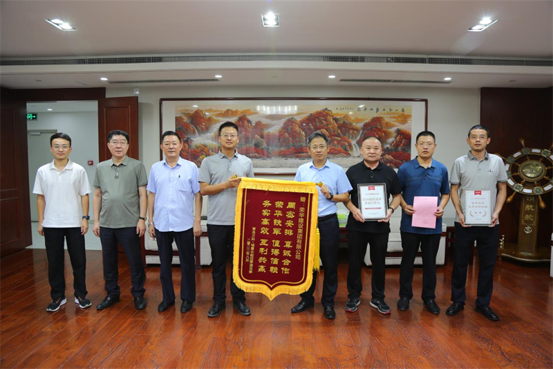 开发区分公司第五十四项目部收到青岛万科公司送来的锦旗及表扬信(图2) 开发区分公司第五十四项目部收到青岛万科公司送来的锦旗及表扬信(图2)